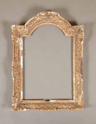 un miroir au cadre doré ouvragé accroché à un mur sur fond blanc