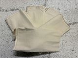 quatre paires de pantalons blancs posées par terre
