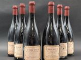 six bouteilles de vin rouge sont alignées