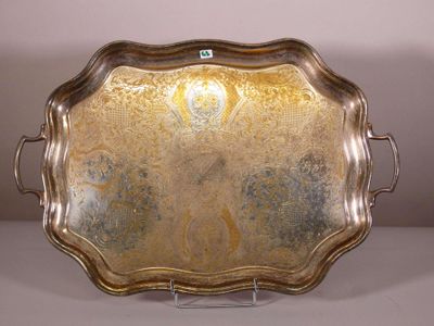 un plateau ancien en argent avec des poignées et des poignées sur une table