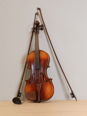Violon portant une étiquette "fait sous la direction de Léon…