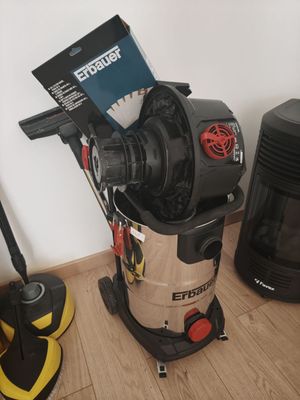 un aspirateur posé par terre à côté d'une cheminée