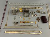 plusieurs types de colliers et de bracelets différents disposés sur une table