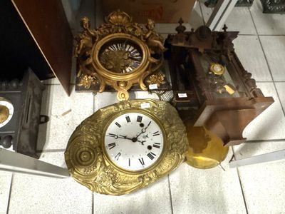 une horloge posée par terre près d'un mur