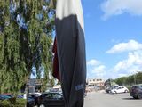deux ordinateurs portables posés sur une table devant un parasol