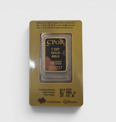 un lingot d'or dans son emballage, posé sur une surface blanche