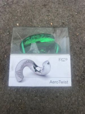 une boîte contenant une paire de lunettes de protection vertes