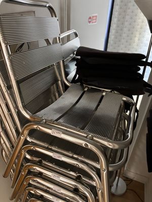 un grand nombre de chaises empilées les unes sur les autres