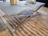 une table basse sur laquelle est posée une lampe, dans un salon