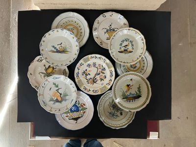 FAIENCES REGIONALES Ensemble de onze assiettes à décor de :