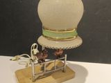 une lampe posée sur un pied, sur une table