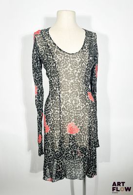 une robe noire et blanche ornée de fleurs roses