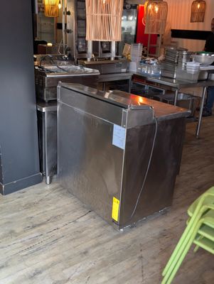 une photo de la cuisine d'un restaurant avec beaucoup d'espace de travail