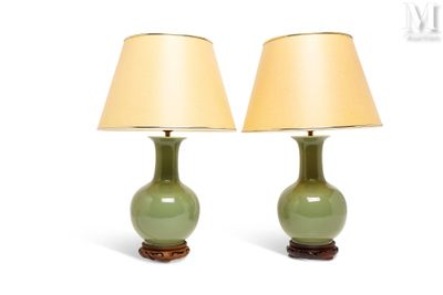 une paire de lampes de table vertes avec des abat-jours dorés sur fond blanc