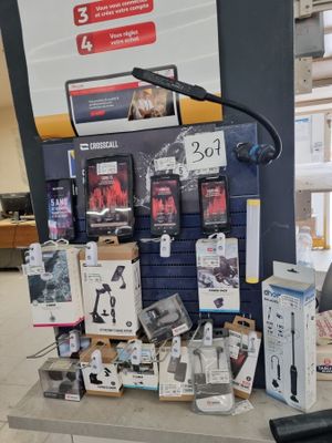 un présentoir de téléphones portables posé sur une table dans un magasin