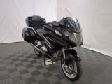 une moto noire garée sur un sol à damier