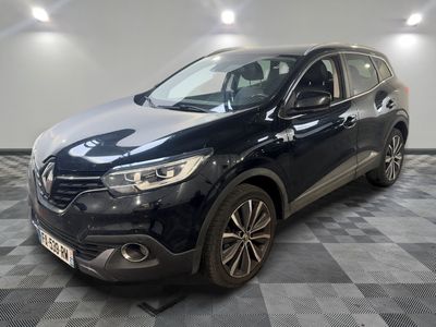 une voiture bleue garée dans un garage au sol en damier