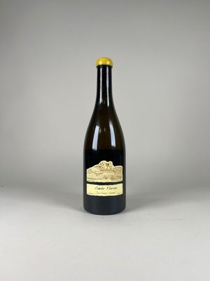 la bouteille de vin est vide sur la table