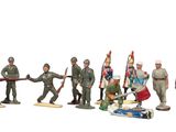 tout un tas de figurines alignées les unes à côté des autres