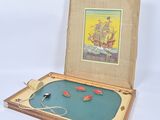 une boîte contenant un jeu, posée sur une table