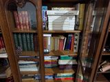 une bibliothèque contenant de nombreux livres dans une pièce