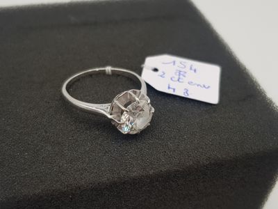Une bague en or 750‰ sertie d'un diamant rond taille brillan…