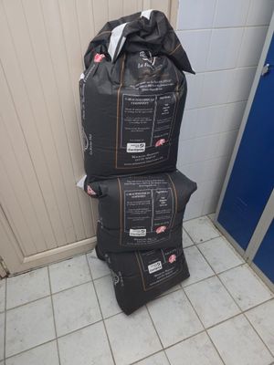 trois sacs de sacs noirs empilés les uns sur les autres