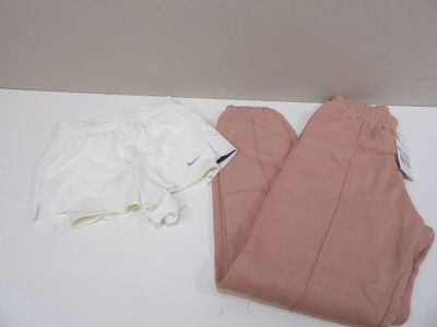 un pantalon rose et une chemise blanche posés sur une table