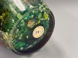 un bocal en verre contenant une substance verte