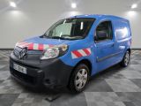 La petite camionnette bleue est garée dans une pièce au sol carrelé en damier.