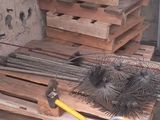 un tas de palettes en bois et d'outils posés sur une palette