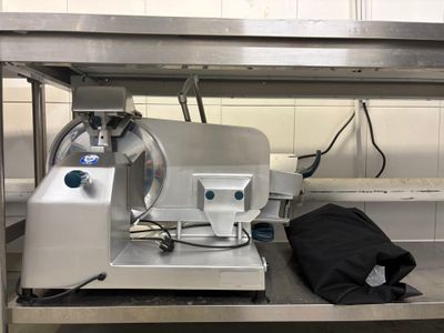 une machine posée sur le comptoir d'une cuisine