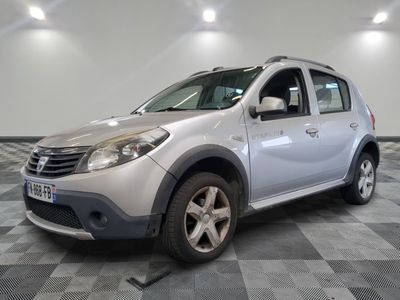 une photo d'une dacia argentée garée dans une pièce