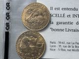 deux pièces d'or posées sur un morceau de papier