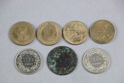 six types de pièces différents posés sur une surface blanche