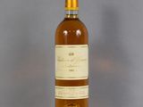 une bouteille de vin posée sur une table en verre
