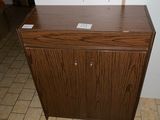 une armoire en bois avec un plateau blanc dans une pièce