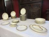 de nombreuses assiettes sur une table recouverte d'une nappe blanche