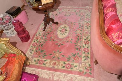 un canapé rose et un fauteuil rose dans un salon
