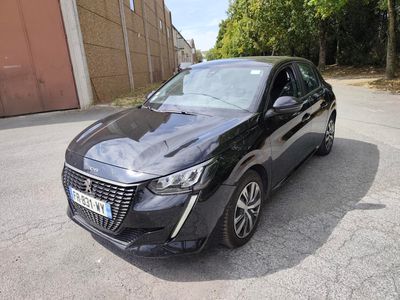 vue de face d'une voiture noire garée dans un parking