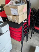 Un lot de 6 chaises d'accueil en tissus rouges et noires
