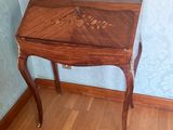 un petit bureau en bois surmonté d'un tiroir