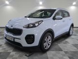 la voiture blanche est garée dans le garage sur un sol en damier