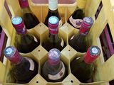 Les bouteilles de vin se trouvent dans une caisse jaune posée sur une table