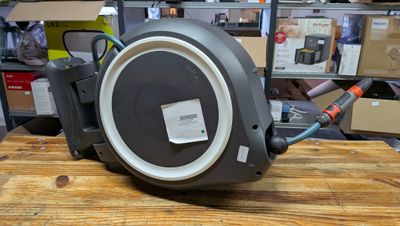 une machine posée sur une table en bois