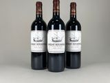 trois bouteilles de vin posées sur une table blanche