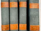 trois livres sont empilés les uns sur les autres sur une table