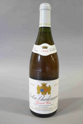 une bouteille de vin posée sur une table