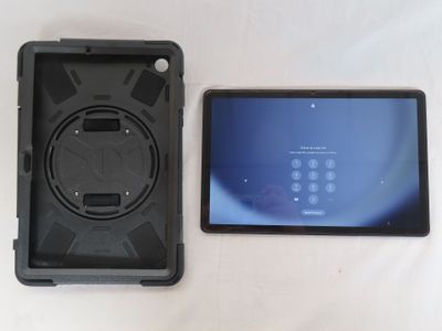 une image représentant une tablette et une tablette posée sur une table