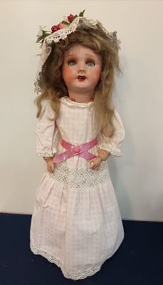 Poupée en tête carton bouilli, corps carton bouilli, bouche …